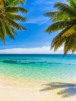 heiter Strand Szene mit Kristall klar Wasser ai generativ foto