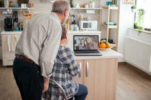 Senior im Ruhestand Paar reden mit Nichte über Internet Video Forderung. online Anruf mit Tochter und Nichte. Alten Person mit modern Kommunikation online Internet Netz Technologie. foto