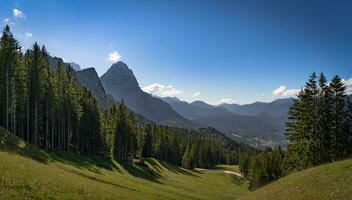 schön Berg Landschaft im das Alpen foto