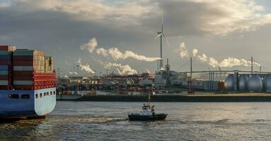 groß Container Schiff kommt an im das Hafen von Hamburg im sonnig Wetter foto
