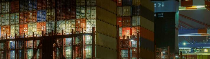 Nahansicht von ein Container Schiff beim das Terminal im das Abend foto