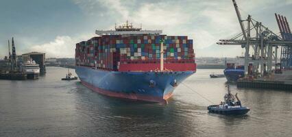 enorm Container Schiff im das Hafen von Hamburg foto