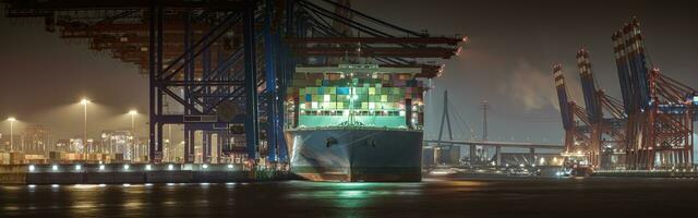 Hafen Panorama im das Abend im Hamburg Hafen foto