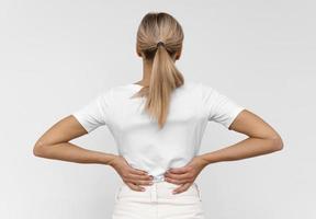 Frau mit Rückenschmerzen. hochwertiges schönes Fotokonzept