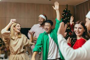 heiter Gruppe freunde feiern Neu Jahre Party beim Zuhause Tanzen zusammen Weihnachten Vorabend haben Spaß. Haus Neu Jahr Party. Ausgaben Zeit zusammen Ferien Stimmung komisch Mann und Frau. foto