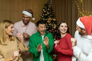 heiter Gruppe freunde feiern Neu Jahre Party beim Zuhause Tanzen zusammen Weihnachten Vorabend haben Spaß. Haus Neu Jahr Party. Ausgaben Zeit zusammen Ferien Stimmung komisch Mann und Frau. foto