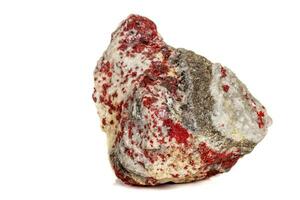 Makro Stein Mineral Zinnober auf ein Weiß Hintergrund foto