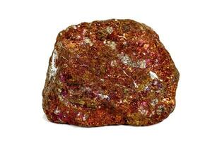 Makro Stein Bornit Mineral auf Weiß Hintergrund foto