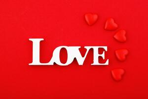 Inschrift Liebe und rot Herzen auf ein rot Hintergrund foto