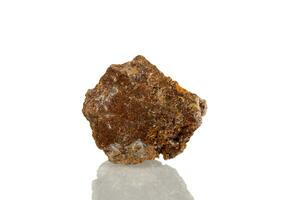 Makro Mineral Stein Wulfenit auf ein Weiß Hintergrund foto