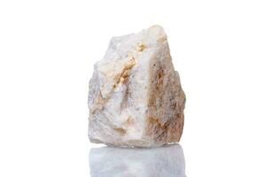 Makro Mineral Stein Wollastonit auf ein Weiß Hintergrund foto