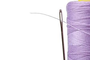 Makro Strang von Faden lila Farben mit ein Nadel auf ein Weiß Hintergrund foto