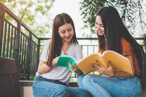zwei asiatische Schönheitsmädchen, die zusammen Bücher für die Abschlussprüfung lesen und unterrichten. Student lächelt und sitzt auf der Treppe. Bildung und zurück zum Schulkonzept. Lifestyle- und People-Porträt-Thema foto