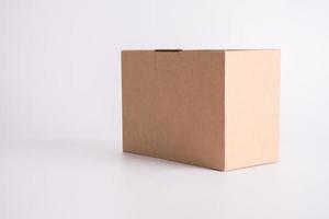 braune Pappschachtel auf weißem Hintergrund. Paket- und Postzustellungskonzept. Objekt- und Container-Theme foto