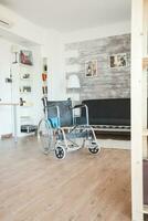 Krankenhaus Rollstuhl leeren Zimmer zum Transport von geduldig mit Mobilität Behinderung. Nein geduldig im das Zimmer im das Privat Pflege- heim. Therapie Mobilität Unterstützung Alten und deaktiviert Gehen Behinderung Beeinträchtigung Wiederherstellung Lähmung ungültig Rehabilitation foto
