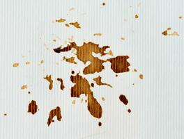 verschüttet schwarz Kaffee auf Weiß Papier Hintergrund, Tropfen foto