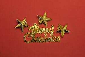 Weihnachten Gruß Karte mit golden Sterne auf rot Hintergrund. oben Sicht. Kopieren Raum. foto