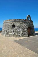 das alt Stein Gebäude in der Nähe von das Meer foto