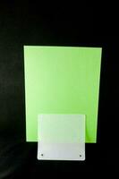 ein Grün Karte Halter mit ein Weiß Karte auf oben foto