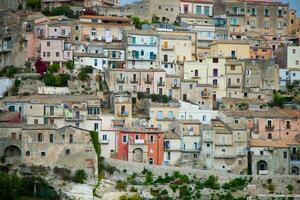 bunt Häuser und Straßen im alt mittelalterlich Dorf Ragusa im Sizilien, Italien. foto