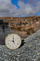 ein Uhr ist Sitzung auf oben von ein Cliff foto