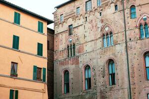 schön farbig und mittelalterlich Straße im das alt Stadt, Dorf von Siena, Italien foto