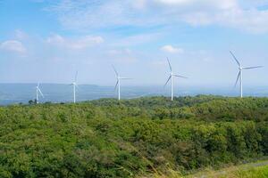 Wind Turbinen Erstellen Elektrizität auf das Hügel im das Landschaft von Thailand. foto