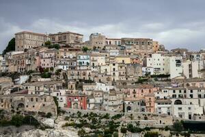 bunt Häuser und Straßen im alt mittelalterlich Dorf Ragusa im Sizilien, Italien. foto