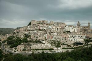 bunt Häuser und Straßen im alt mittelalterlich Dorf Ragusa im Sizilien, Italien. foto