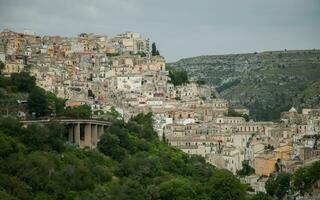 bunt Häuser und Straßen im alt mittelalterlich Dorf Ragusa im Sizilien, Italien. foto