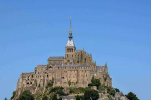 das mont Heilige michel ist ein mittelalterlich Schloss auf ein Hügel foto