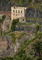 ein Kirche auf das Seite von ein Cliff foto