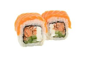 Sushi Nahansicht isoliert auf Weiß Hintergrund. Sushi rollen mit rot Fisch, Forelle, Philadelphia Käse und Gurke. japanisch Restaurant Speisekarte. foto
