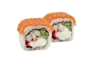 Sushi Nahansicht isoliert auf Weiß Hintergrund. Sushi rollen gebacken mit rot Fisch, Forelle, Philadelphia Käse und Aal, daikon. japanisch Restaurant Speisekarte. foto