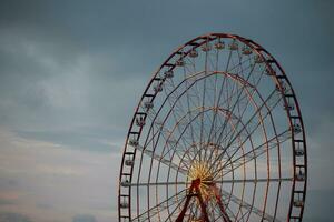 retro Ferris Rad Karussell auf das Hintergrund von das Abend Himmel. foto