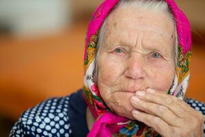 Nahansicht Porträt von ein Alten Frau. neunzig Jahr alt Frau. foto