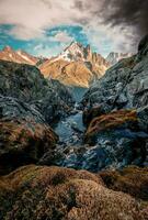 Französisch Alpen Berg mit Strom fließend im felsig Senke beim Chamonix, Frankreich foto