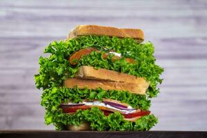 einstellen von Sandwiches mit frisch Lachs, Schinken, Gemüse, Salat. hausgemacht Sandwiches. gesund schnell Lebensmittel. auf ein Licht Hintergrund foto