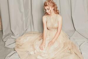 Mode Modell- im schön Luxus Beige fließend Chiffon Kleid foto