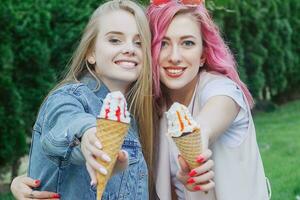 zwei jung Frauen Lachen und Gehen genießen sorglos Ferien Lebensstil foto