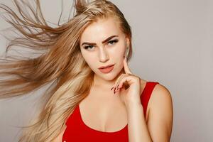 Modell- blond Mädchen. schön braun Haar Mädchen. gesund lange Haar. foto