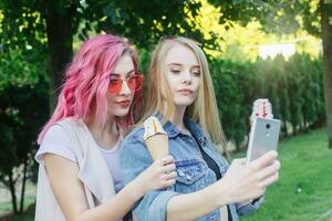 zwei jung Frauen Lachen und Gehen genießen sorglos Ferien Lebensstil foto