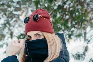 Winter Frau weht Schnee im ein Park foto