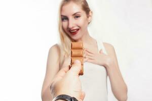 schön lächelnd Teenager Mädchen Essen Schokolade foto