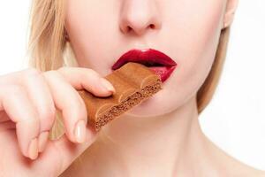 schön lächelnd Teenager Mädchen Essen Schokolade foto