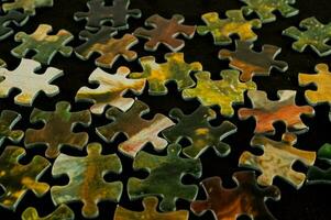 ein Puzzle Stück mit ein schwarz Hintergrund foto