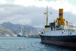 ein groß Boot angedockt im das Wasser Nächster zu Berge foto