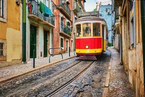 berühmt Jahrgang Gelb Straßenbahn 28 im das eng Straßen von Alfama Kreis im Lissabon, Portugal foto