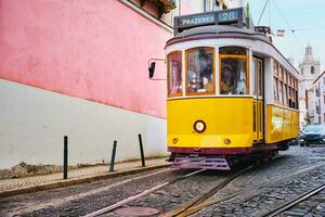 berühmt Jahrgang Gelb Straßenbahn 28 im das eng Straßen von Alfama Kreis im Lissabon, Portugal foto