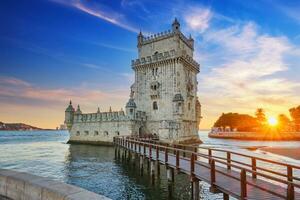 belem Turm auf das Bank von das Tagus Fluss auf Sonnenuntergang. Lissabon, Portugal foto